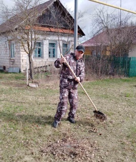 Социальные работники провели экологическую акцию «Чистый двор»