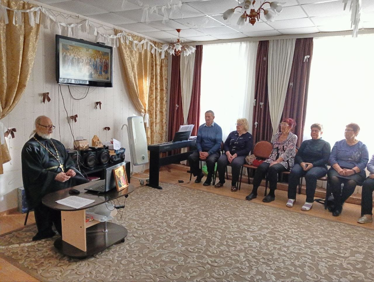 19 ноября состоялась невероятно теплая встреча обслуживаемых граждан отделения дневного пребывания с протоиреем Арсением Ерзауловым