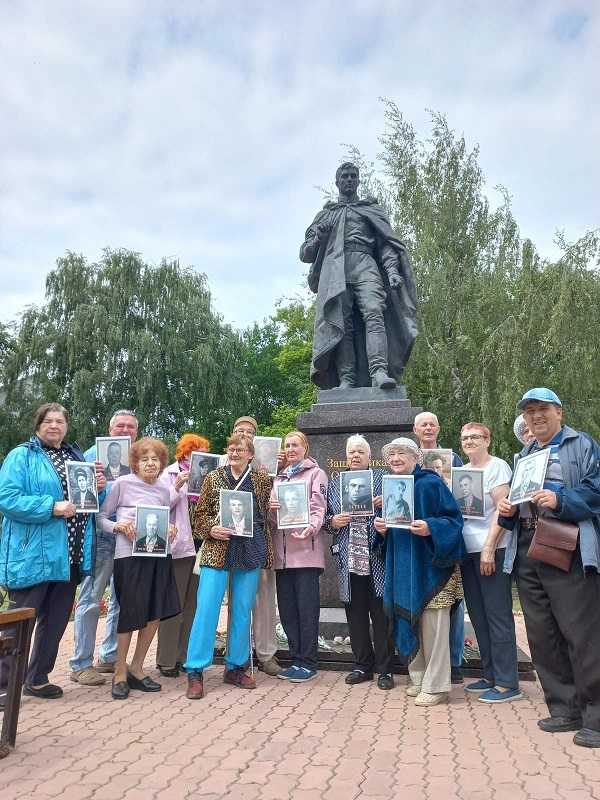 Возложение цветов к памятнику защитникам отечества